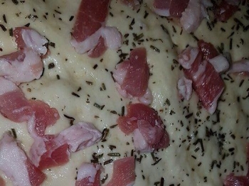pizza con rosmarino e pancetta